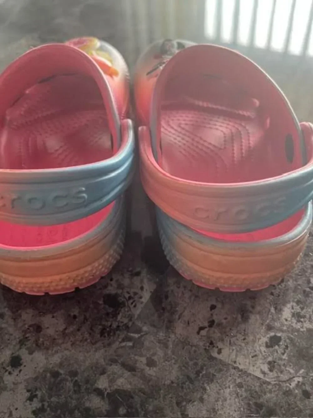 Crocs Classic C9 Kids Pink Blue Ombre Clogs – 11 Jibbitz Charms